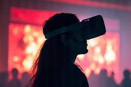 VRヘッドセットを装着し、日本の伝統的な歌舞伎を鑑賞する人々